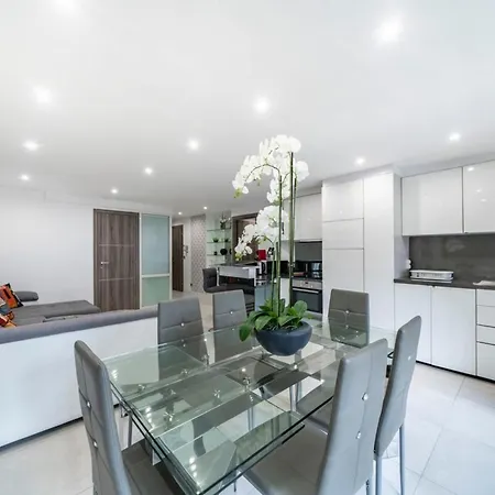 Wonderful 2 Bedroom 아파트 칸느